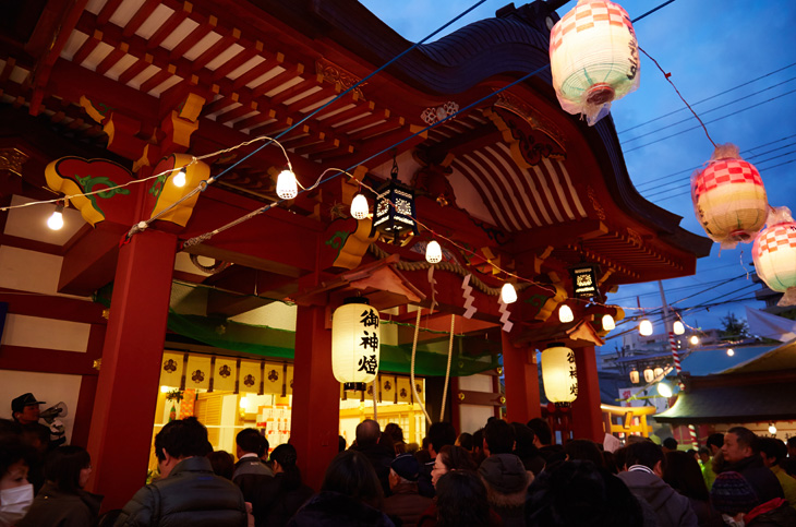 十日えびす大祭の境内（夜）